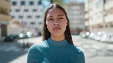 Genç Afrikalı Amerikalı kadın gülümsüyor. Kendine güveni tam.