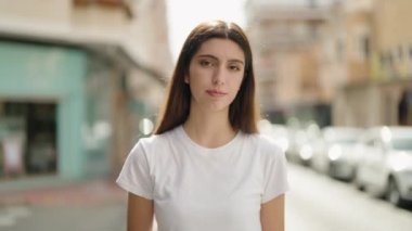 Sokakta kendine güvenen genç İspanyol kız gülümsüyor