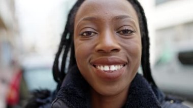Sokakta kendine güvenen Afrikalı Amerikalı kadın gülümsüyor