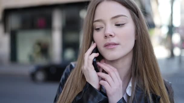 Mujer Rubia Joven Hablando Smartphone Con Expresión Seria Calle — Vídeos de Stock