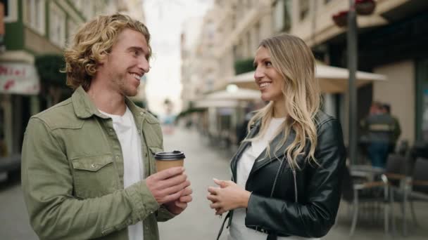 Jong Kaukasisch Paar Drinken Koffie Spreken Samen Staan Straat — Stockvideo