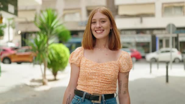 Joven Pelirroja Sonriendo Confiada Caminando Por Calle — Vídeos de Stock
