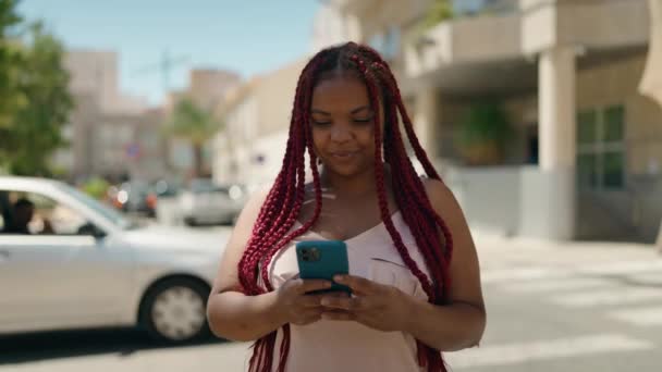 Mujer Afroamericana Sonriendo Confiada Haciendo Selfie Por Teléfono Inteligente Calle — Vídeos de Stock