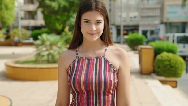 Tineri Frumos Hispanic Femeie Zâmbind Încrezător Face Semn Degetele Mari — Videoclip de stoc