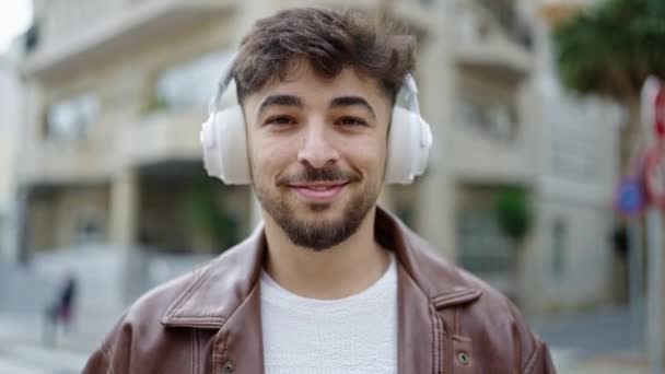 Jonge Arabier Man Glimlacht Zelfverzekerd Luisteren Naar Muziek Straat — Stockvideo