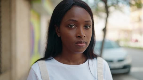 Jong Afrikaans Amerikaans Vrouw Dragen Bril Met Ontspannen Uitdrukking Straat — Stockvideo