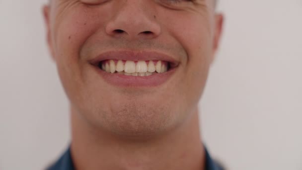 Mladý Hispánec Usmívá Sebevědomě Lékárně — Stock video