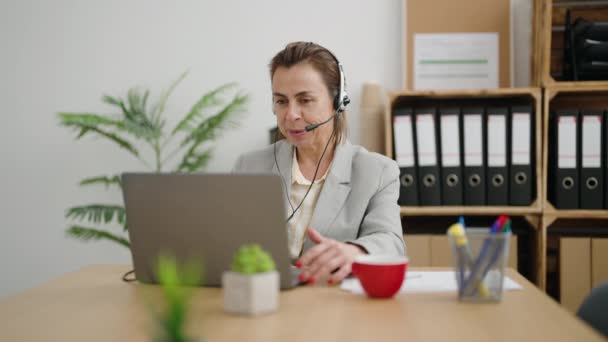 Middle Age Woman Call Center Agent Working Office — Stok video