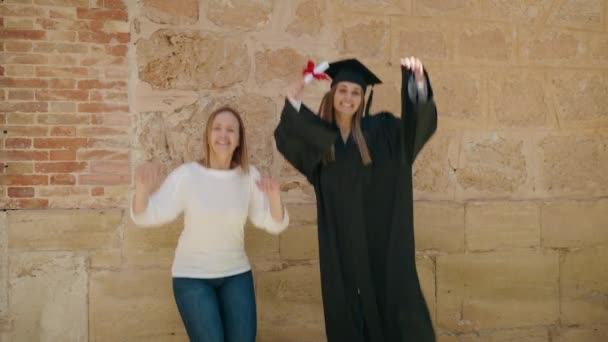 Dos Mujeres Madre Hija Graduada Saltando Universidad Del Campus — Vídeo de stock