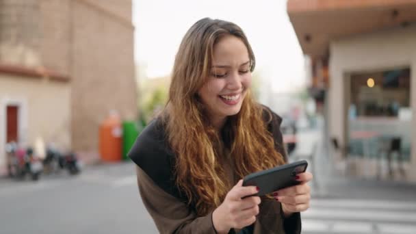Joven Mujer Hispana Sonriendo Confiada Viendo Video Smartphone Calle — Vídeo de stock