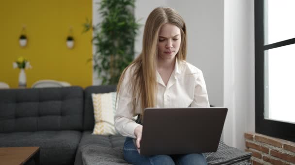 Junge Blonde Frau Sitzt Mit Laptop Auf Sofa Hause — Stockvideo
