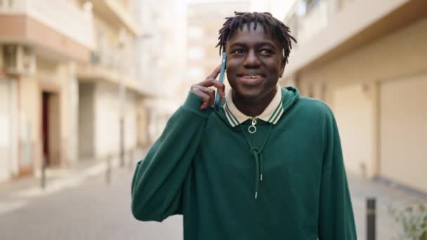 Hombre Afroamericano Sonriendo Confiado Hablando Teléfono Inteligente Calle — Vídeos de Stock