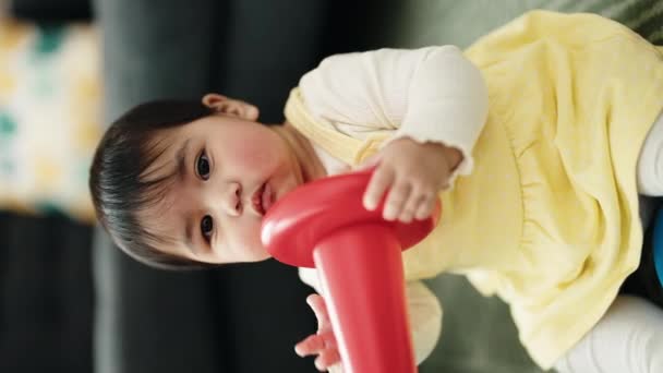 Tatlı Spanyol Bebek Evde Yerde Oturmuş Koni Oyuncağıyla Oynuyor — Stok video