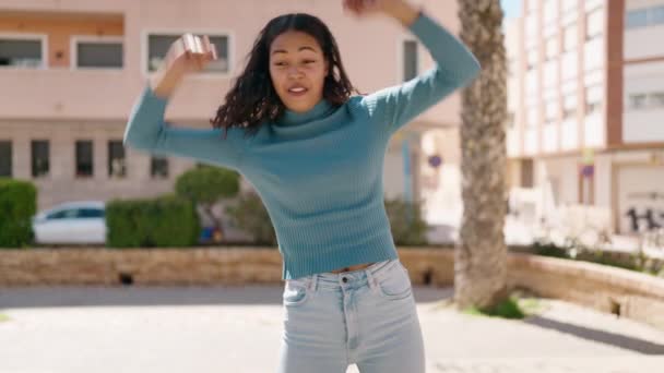 Jeune Femme Afro Américaine Souriante Danse Confiante Dans Rue — Video