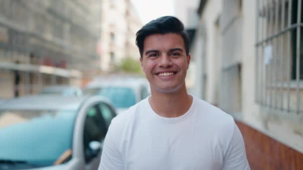 Joven Hombre Hispano Sonriendo Confiado Caminando Por Calle — Vídeos de Stock