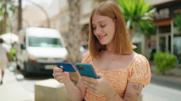 Νεαρή Κοκκινομάλλα Γυναίκα Που Χρησιμοποιεί Smartphone Και Πιστωτική Κάρτα Στο — Αρχείο Βίντεο