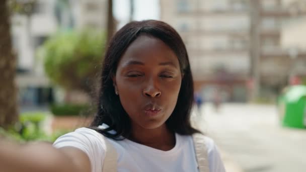 Genç Afrikalı Amerikalı Kadın Gülümsüyor Parktaki Akıllı Telefondan Özçekim Yapıyor — Stok video