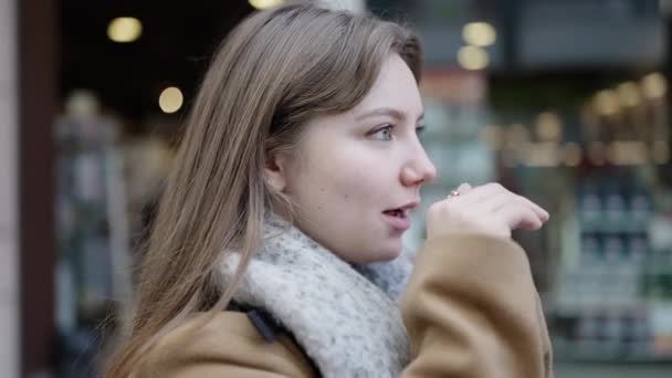 Sokakta Soğuktan Ellerine Üfleyen Genç Sarışın Kadın — Stok video