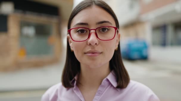 Jonge Latino Vrouw Glimlachen Zelfverzekerd Het Dragen Van Een Bril — Stockvideo