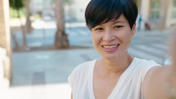 Chińska Kobieta Średnim Wieku Uśmiecha Się Pewnie Mając Wideo Połączenie — Wideo stockowe