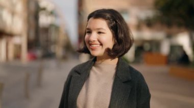 Sokakta kendine güvenen genç İspanyol kız gülümsüyor