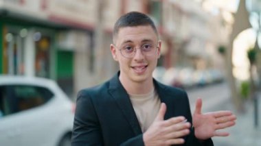 Genç İspanyol yönetici gülümseyerek sokakta kendine güveniyor.