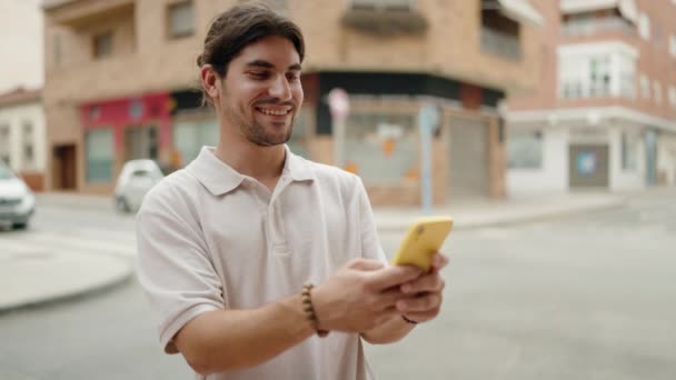Giovane Uomo Ispanico Sorridente Fiducioso Utilizzando Smartphone Strada — Video Stock