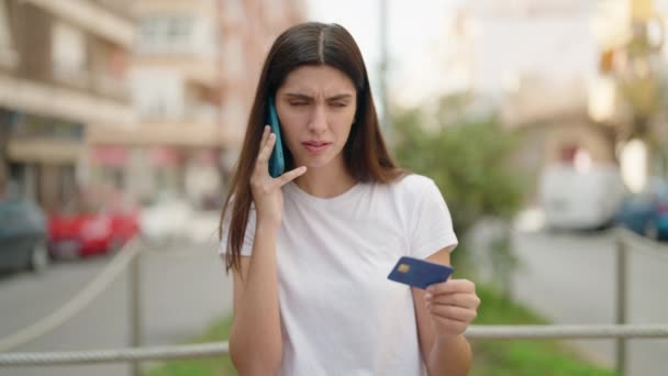 Młoda Latynoska Dziewczyna Rozmawia Przez Smartfona Kartą Kredytową Ulicy — Wideo stockowe