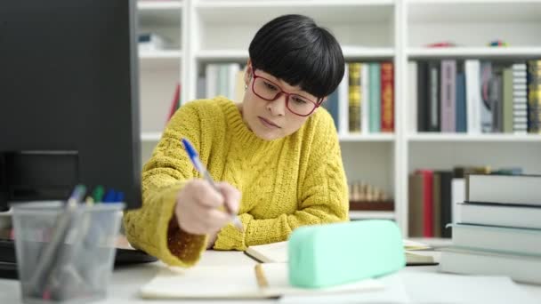 Jovem Chinesa Estudante Escrevendo Caderno Estudando Universidade Biblioteca — Vídeo de Stock