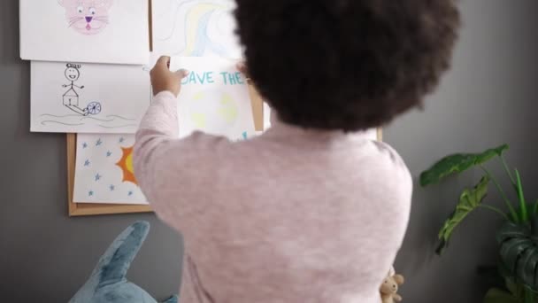 Молодая Американка Африки Учительница Дошкольного Образования Висит Доске Пробковыми Рисунками — стоковое видео