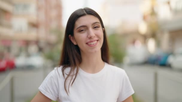 Joven Chica Hispana Sonriendo Confiada Hablando Calle — Vídeos de Stock