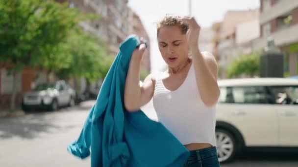 Giovane Donna Congelato Indossando Camicia Strada — Video Stock