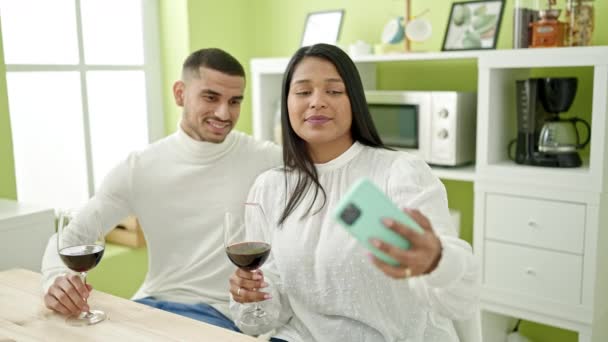 男性と女性のカップル作る自画自画撮りによってスマートフォンを保持ガラスのワイン ホーム — ストック動画