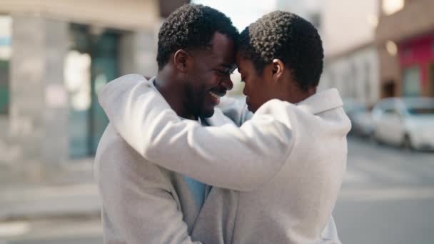 Couple Afro Américain Souriant Confiant Embrassant Dans Rue — Video