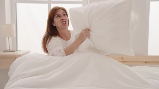Mujer Mediana Edad Que Cubre Los Oídos Para Ruido Dormitorio — Vídeo de stock