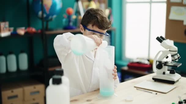 Entzückender Hispanischer Junge Schüttet Labor Klassenzimmer Flüssigkeit Auf Reagenzglas — Stockvideo