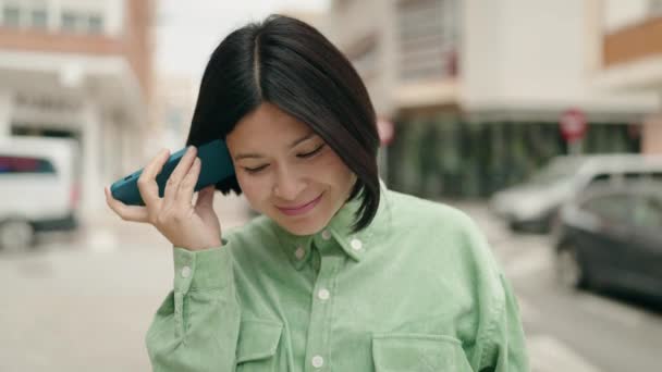 Junge Chinesin Lächelt Selbstbewusst Und Hört Audio Botschaft Vom Smartphone — Stockvideo