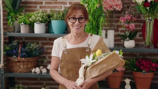 Femeie Vârstă Mijlocie Florar Ținând Buchet Flori Florărie — Videoclip de stoc