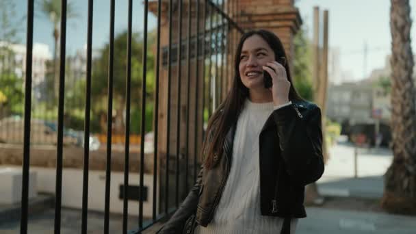 Młoda Latynoska Uśmiecha Się Pewnie Rozmawiając Ulicy Przez Smartfona — Wideo stockowe