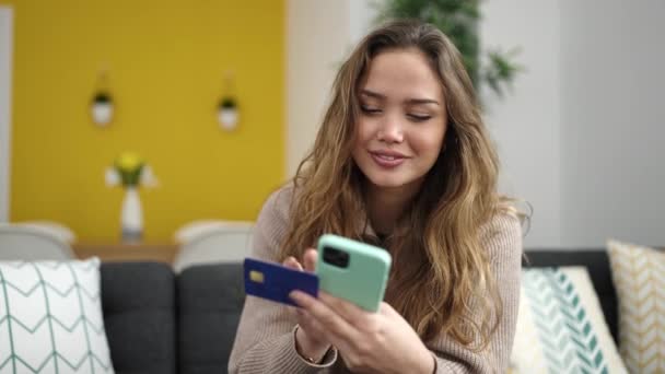 Giovane Bella Donna Ispanica Utilizzando Smartphone Carta Credito Seduta Sul — Video Stock