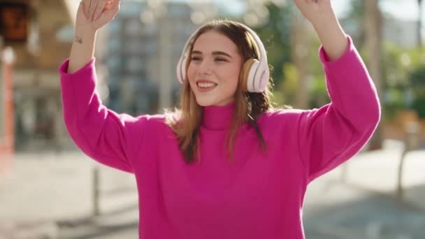 Sokakta Müzik Dinleyen Kendine Güvenen Genç Sarışın Kadın — Stok video
