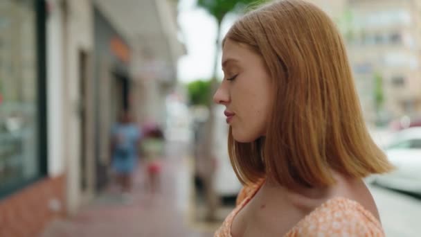 Caddede Kendine Güvenen Genç Kızıl Saçlı Kadın Gülümsüyor — Stok video