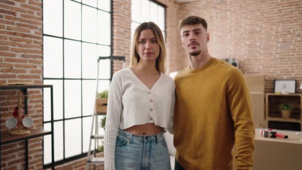 年轻夫妇笑着自信地站在新家 — 图库视频影像