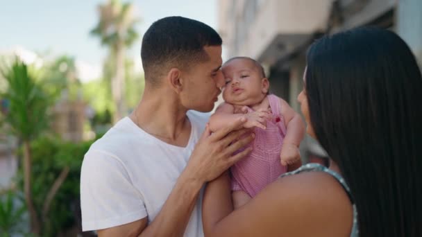 Família Hispânica Sorrindo Confiante Abraçando Uns Aos Outros Rua — Vídeo de Stock