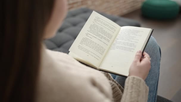 Wanita Pirang Muda Membaca Buku Duduk Sofa Rumah — Stok Video