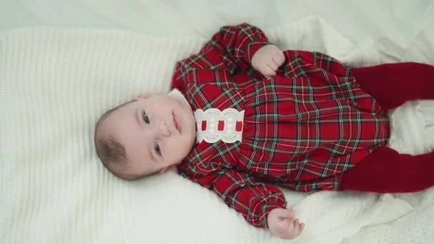 ベッドルームでリラックスした表情でベッドの上に横たわっている愛らしいCaucasian赤ちゃん — ストック動画