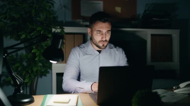 Young Hispanic Man Business Worker Working Overtime Office — Stok Video