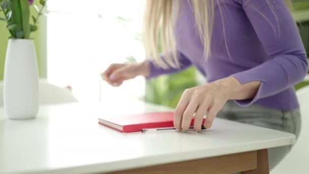 Mujer Rubia Joven Escribiendo Cuaderno Sentado Mesa Casa — Vídeos de Stock
