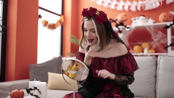 Giovane Donna Bionda Che Indossa Costume Katrina Applicando Labbra Trucco — Video Stock