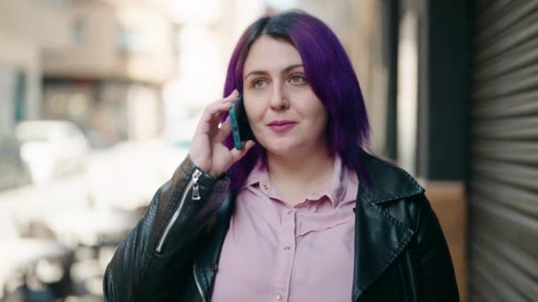 Ung Storlek Kvinna Ler Säker Talar Smartphone Gatan — Stockvideo